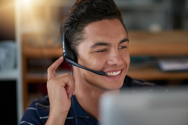 Er ist am glücklichsten, wenn er Kundenprobleme löst Aufnahme eines jungen männlichen Agenten, der in einem Callcenter arbeitet