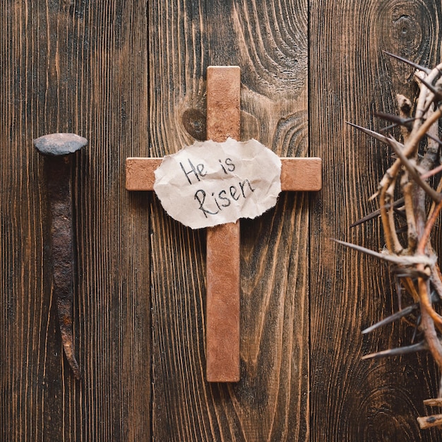 Er ist auferstanden Jesus Krone Dornen und Nägel und Kreuz auf Holz Hintergrund Kreuzigung von Jesus Christus Leidenschaft von Jesus Christus Konzept für Glauben, Spiritualität und Religion Ostertag