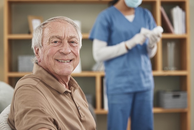 Er ist glücklich, die beste medizinische Versorgung zu bekommen Aufnahme einer nicht wiederzuerkennenden Krankenschwester, die zu Hause eine Untersuchung bei einem älteren Patienten durchführt