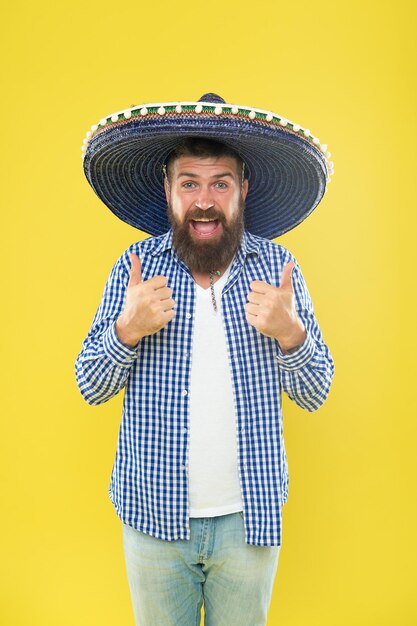 Er ist in den mexikanischen Stil verliebt. Mexikanischer Mann mit Sombrero. Bärtiger Mann mit mexikanischem Hut. Hipster mit Hut mit breiter Krempe