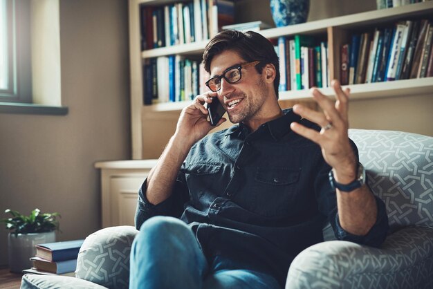 Er kann sich zu jedem Deal überreden Aufnahme eines gutaussehenden jungen Geschäftsmannes, der in seinem Büro zu Hause telefoniert