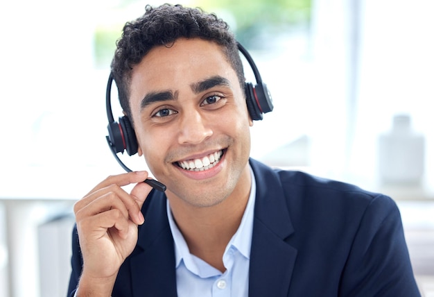 Er kann so gut verkaufen. Porträt eines jungen Call-Center-Agenten, der in einem Büro arbeitet.