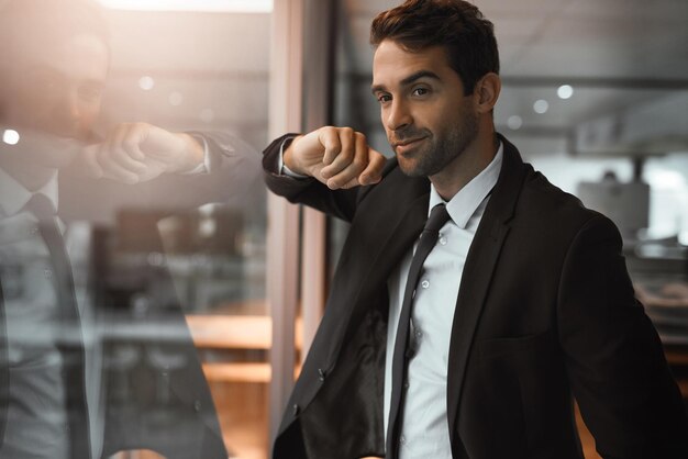 Er träumt immer von seinem nächsten großen Ziel Aufnahme eines jungen Geschäftsmannes, der nachdenklich in einem Büro aussieht