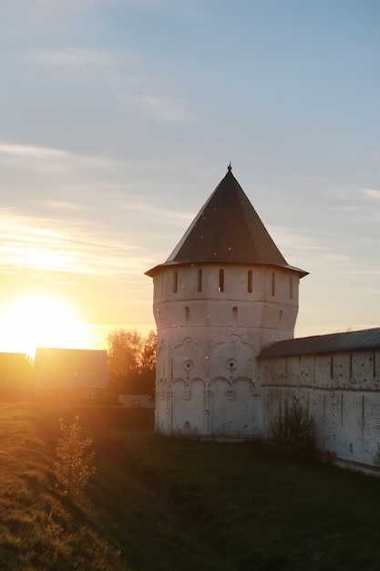 Era cristiana medieval de la fortaleza de la catedral al atardecer en un día soleado