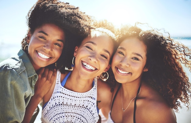 Eram mais felizes quando estavam juntos Foto recortada de três amigos se divertindo na praia em um dia ensolarado