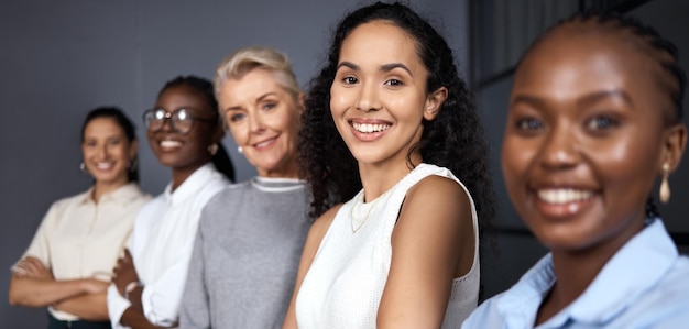 Eram mulheres que significam negócios Foto de um grupo de empresárias no trabalho