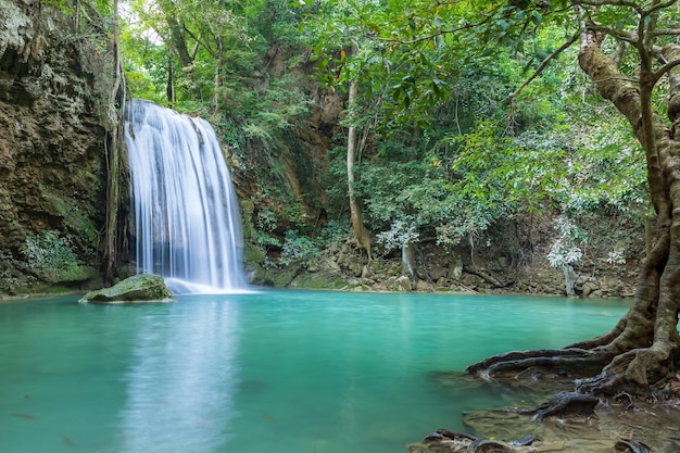 Erawan Waterfall nível 3 no Parque Nacional em Kanchanaburi Tailândia