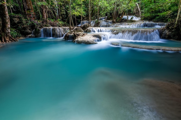 Erawan Waterfallhermosa cascada en el bosque profundoTailandia