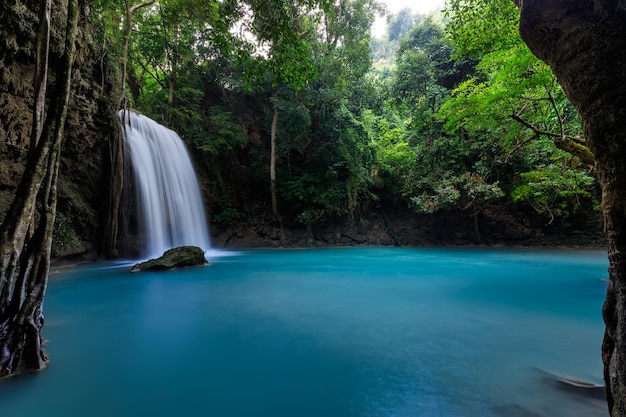 Erawan Waterfallschöner Wasserfall im tiefen WaldThailand