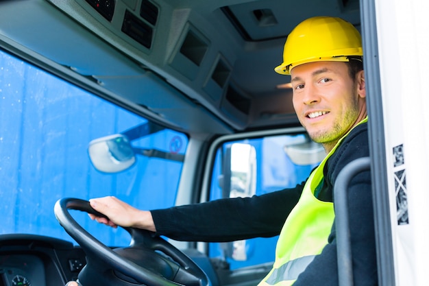 Erbauer, der mit LKW der Baustelle fährt