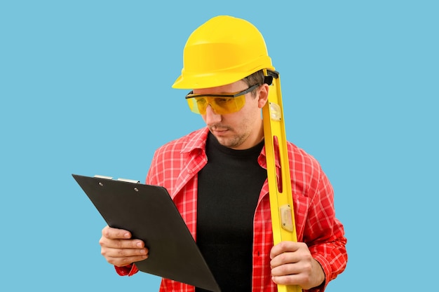 Erbauer oder Arbeiter mit Klemmbrett auf blauem Hintergrundbaukonzept