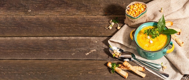 Erbsencremesuppe in einer Schüssel auf Vintage-Holzhintergrund Trockene Hülsenfrüchte, Toast, Croutons und Grüns