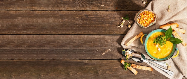 Erbsencremesuppe in einer Schüssel auf Vintage-Holzhintergrund Trockene Hülsenfrüchte, Toast, Croutons und Grüns