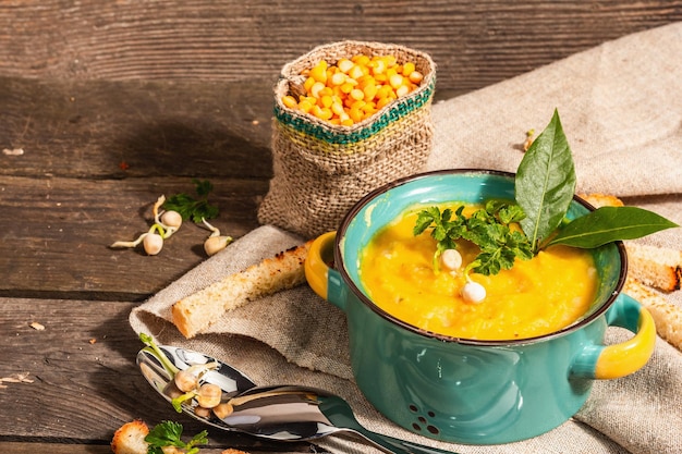 Erbsencremesuppe in einer Schüssel auf Vintage-Holzhintergrund Trockene Hülsenfrüchte, Toast, Croutons und Grüns