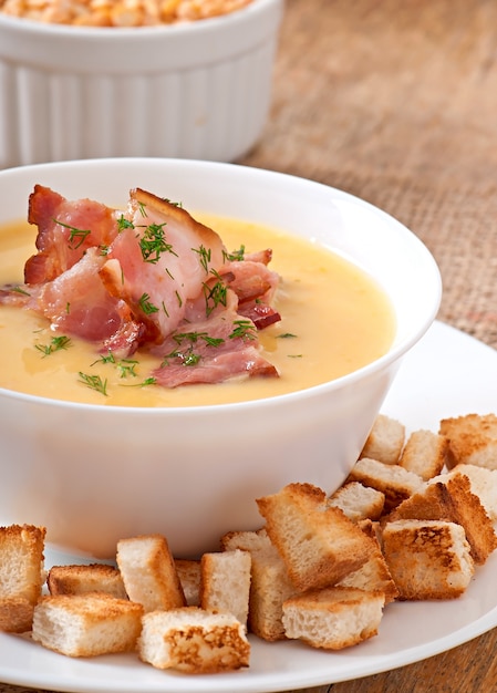 Erbsencremesuppe mit gebratenem Speck und Croutons