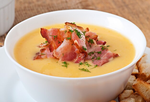 Erbsencremesuppe mit gebratenem Speck und Croutons