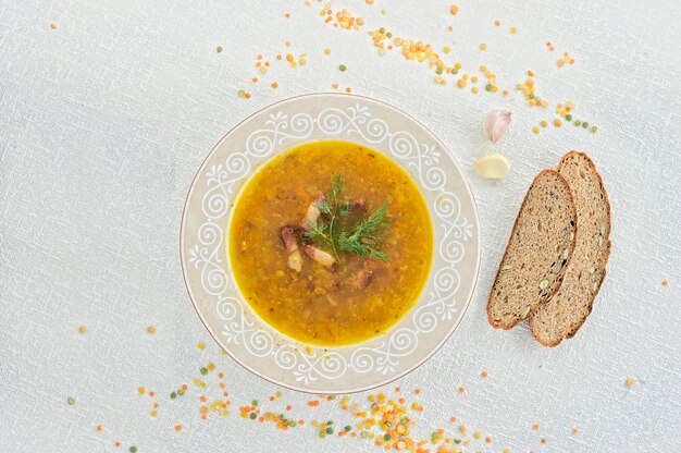 Foto erbsensuppe mit geräuchertem fleisch