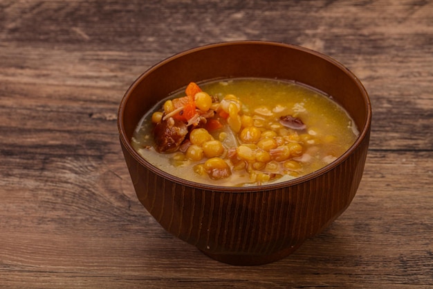 Erbsensuppe mit geräucherten Rippchen