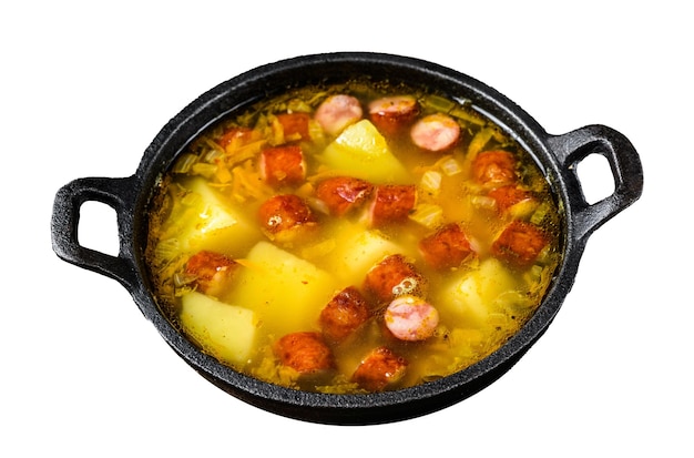 Erbsensuppe mit geräucherten Würstchen in einer Pfanne isoliert auf weißem Hintergrund, Ansicht von oben