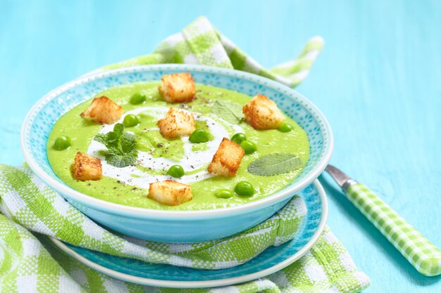 Erbsensuppe mit Minze und gebratenem Brot