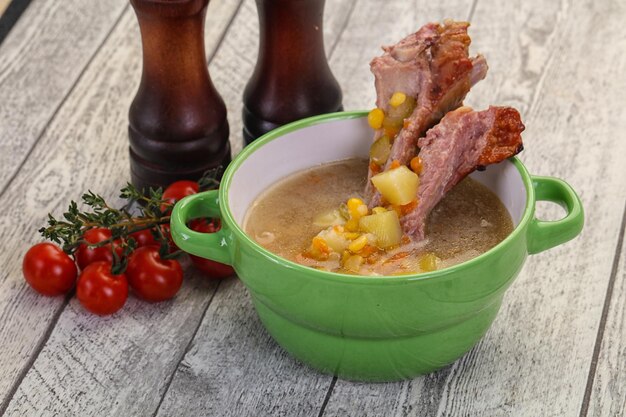 Erbsensuppe mit Rippchen