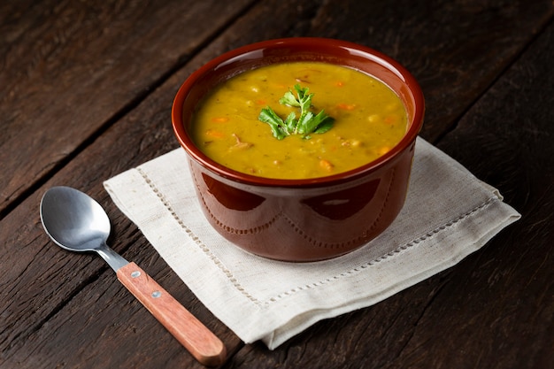 Erbsensuppe Schüssel mit Erbsensuppe auf dem Tisch