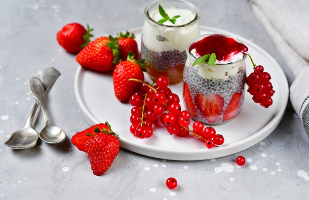 Erdbeer-Chia-Pudding mit Joghurt, roten Johannisbeeren und Marmelade