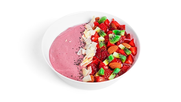 Erdbeer-Dessert mit Früchten, Mandeln und Chia-Samen isoliert Rote Smoothie-Schüssel mit Beeren