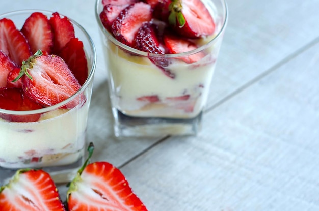 Erdbeer-Dessert Zwei Gläser mit Dessert auf dem Tisch Frische Erdbeeren Platz für Text