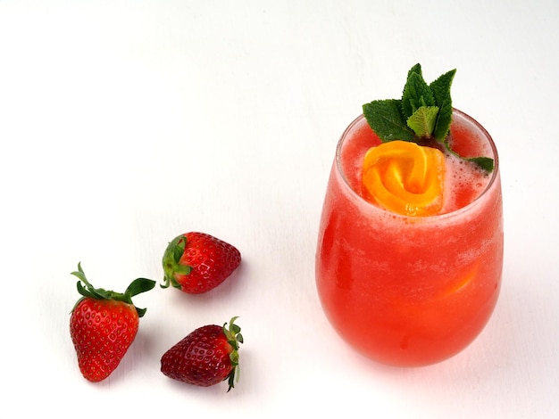 Erdbeer-Drink-Cocktail isoliert auf weißem Hintergrund