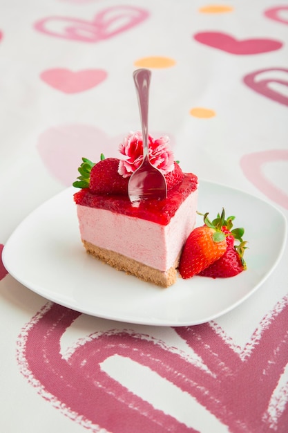 Erdbeer-Frucht-Käsekuchen Traditionelles Dessert mit Kekskruste, hausgemacht