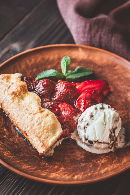 Erdbeer-Galette-Scheibe mit Eiscreme