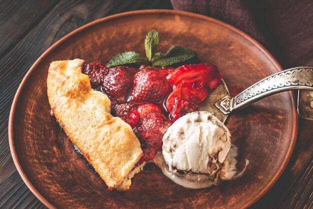 Erdbeer-Galette-Scheibe mit Eiscreme