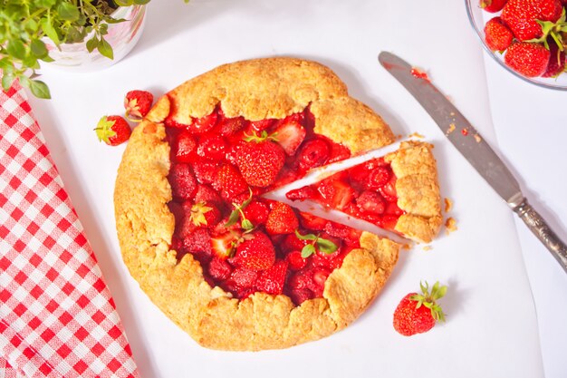 Erdbeer-Galette-Torten-Torte mit frischen Erdbeeren