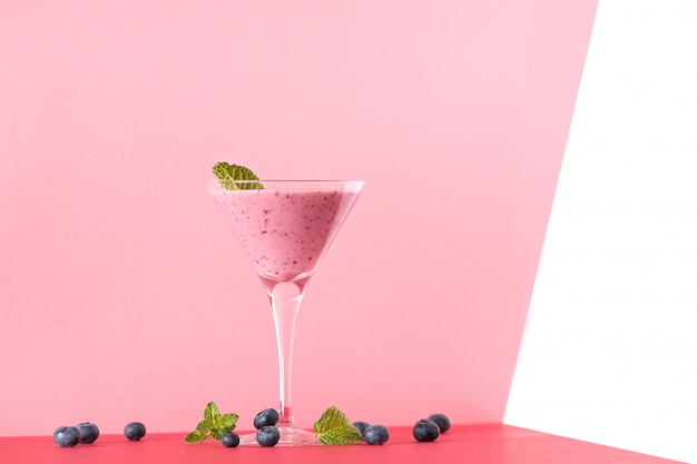 Erdbeer-Heidelbeer-Smoothie in einem Martini-Glas