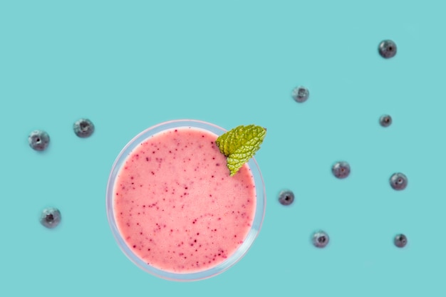 Erdbeer-Heidelbeer-Smoothie in einem Martini-Glas