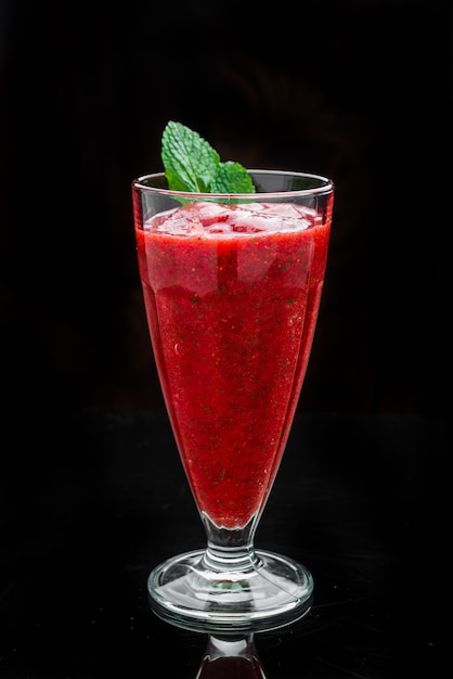 Erdbeer-Himbeer-Cocktail mit Eis