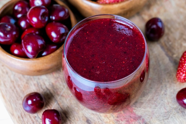 Erdbeer-Kirschgetränk aus zerkleinerten Beeren