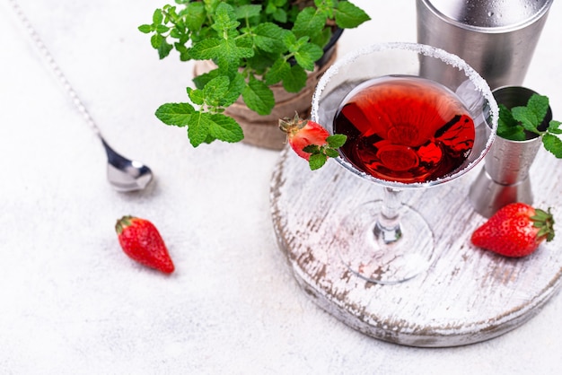 Erdbeer-Martini. Süßer roter alkoholischer Sommercocktail