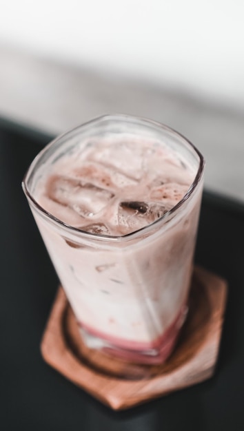 Erdbeer-Matcha-Latte mit Eis im Glas