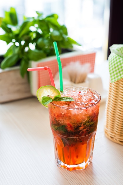 Erdbeer-Mojito-Cocktail auf Holztisch