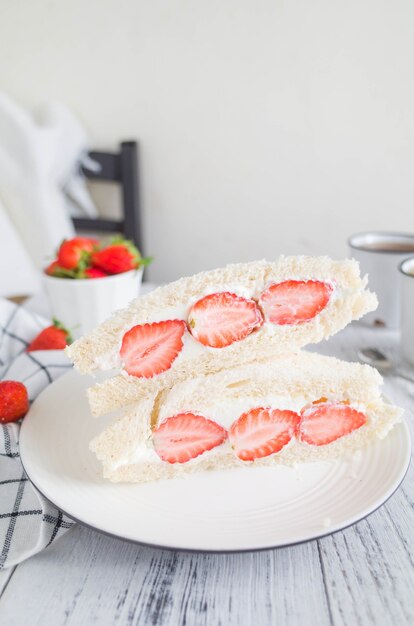 Foto erdbeer-sandwich-frühstück