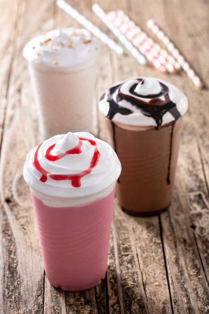 Erdbeer-, Schokoladen- und Milchshakes mit weißem Eis