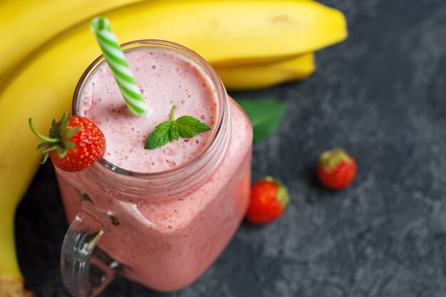 Erdbeer-Smoothie auf Steinhintergrund