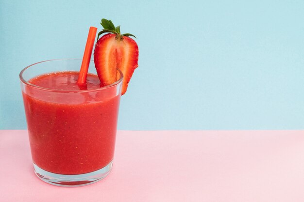 Erdbeer Smoothie. Beeren Sommer erfrischender Cocktail