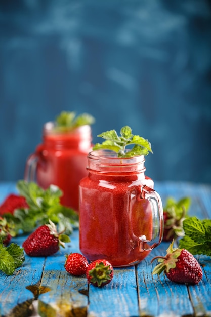 Erdbeer-Smoothie in Gläsern