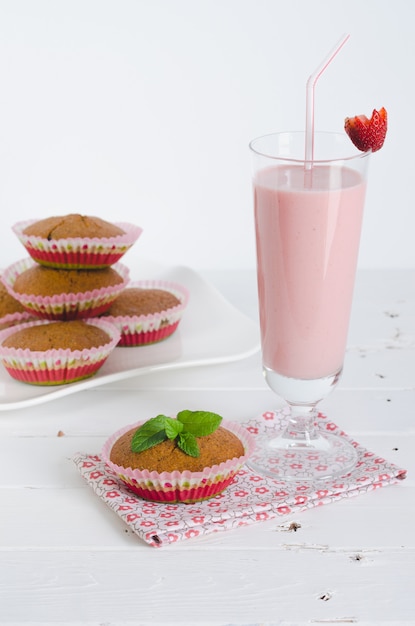 Erdbeer-Smoothie mit Muffins.