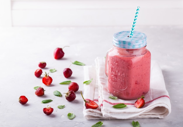 Erdbeer-Smoothie oder Milchshake. Sommerfestgetränk.