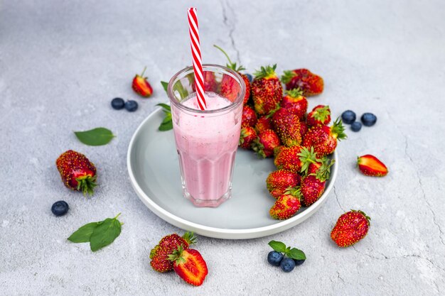 Erdbeer-Smoothie Veganer Smoothie oder Milchshake mit Erdbeeren, Heidelbeeren und Minze Clean Eating alkalische Ernährung Ansicht von oben