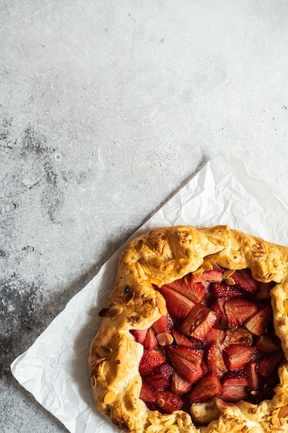 Erdbeer-Sommer-Galette mit Blätterteig und Mandelflocken Kopieren Sie Platz und Draufsicht